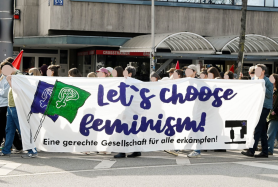 Transparent mit der Aufschrift Lets choose feminsm wird von Aktivist:innen der IL Rhein-Neckar getragen