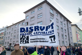 Hochtransparent mit der Ausfischrift "Disrupt fossil capitalism"
