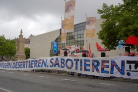 28 Meter langes Banner mit Aufschrift Verweigern. Desertieren. Sabotieren.