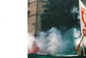 Demo zum ersten Mai zieht mit Pyro durch die Mittelstraße in Mannheim
