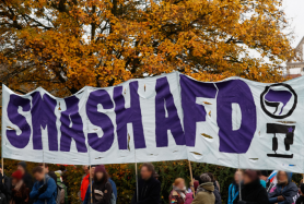 Riesiges Hochtransparent mit der Aufschrifft "Smash AfD"