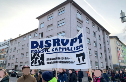 Hochtransparent mit der Ausfischrift "Disrupt fossil capitalism"