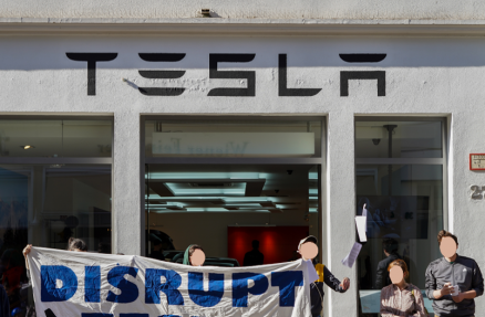 Aktivist:innen protestieren gegen den Tesla PopUp-Store