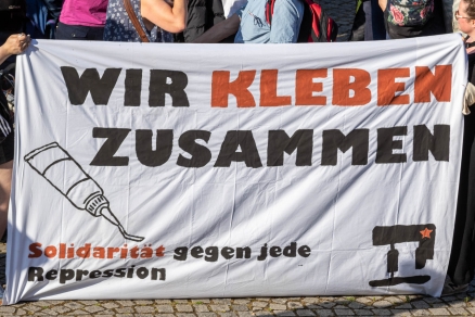 Wir kleben zusammen! Transperent auf der Solidaritätsdemo mit der Letzten Generation in Mannheim. AUfschrifft: Wir kleben zusammen. Solidarität gegen jede Repression