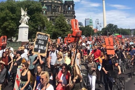 12.000 bei der Seebrücke Demo in Berlin