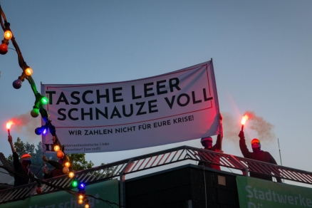 Der heiße Herbst kommt! Tasche leer Schanuze voll:Aktivist*innen zünden Pyro auf einem Hausdach