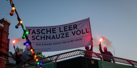 Tasche leer Schnauze voll: Aktivist*innen des heißen Herbst zünden bengalische Fackeln